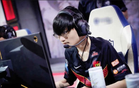 关于Karsa在FPX比赛中战术调整，表现优异引发热议！上演精彩一战的信息-九游体育下载